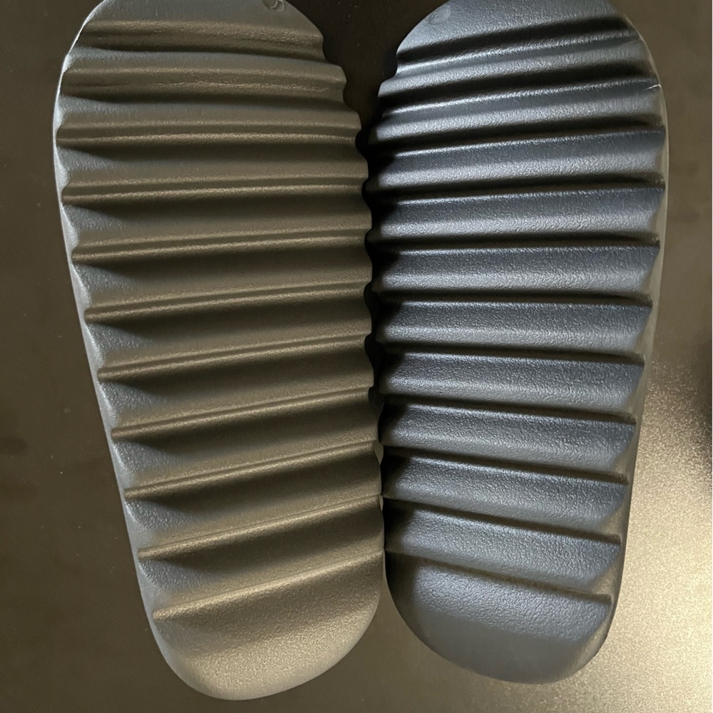Yeezy slide onyx size 12